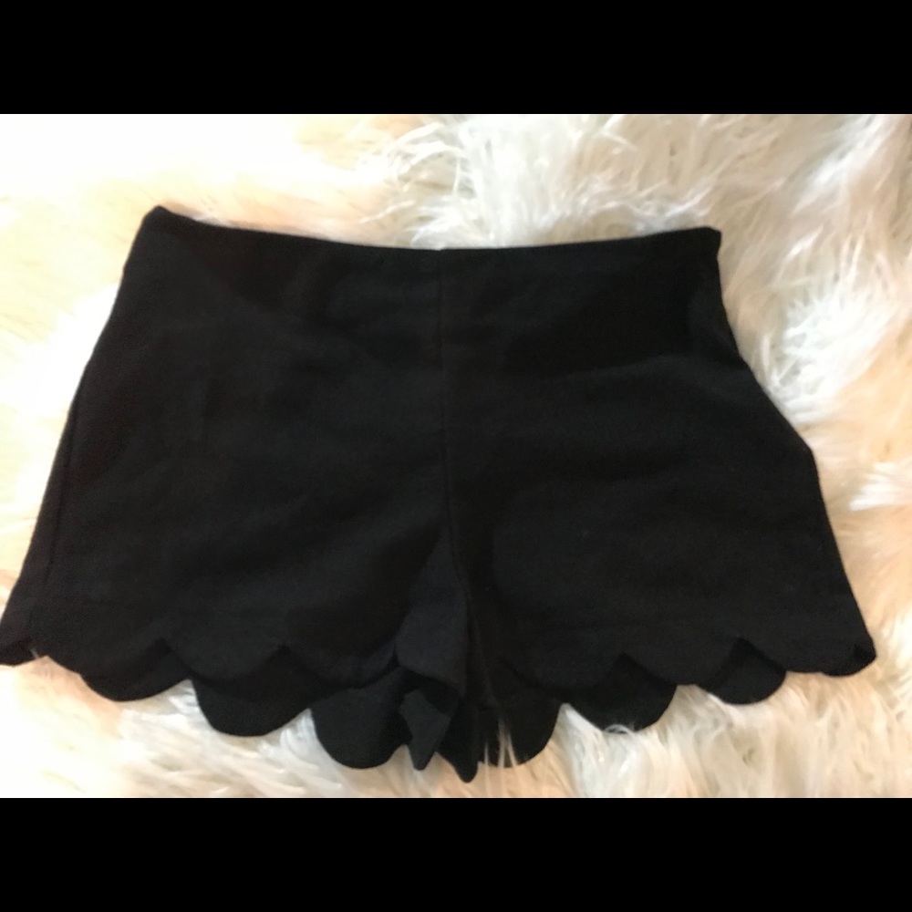 Monteau scalloped black shorts